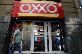 Oxxo busca trabajadores: Sueldos empiezan en $526.000 y alcanzan $1.100.000