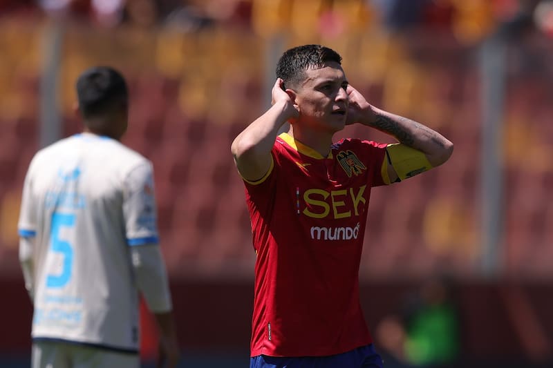 festeja el triunfo de Unión Española sobre Huachipato. Agencia Aton