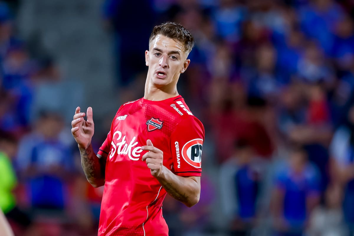 El defensor jugando por Ñublense. Foto: Agencia Aton.