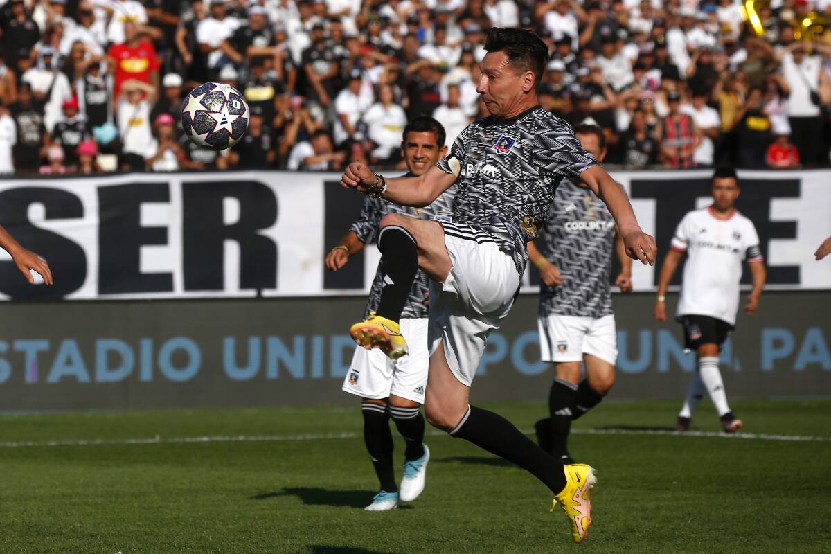 El ex defensa chileno en el partido de despedida de Esteban Paredes el 25 de marzo del 2023 en el Estadio Monumental de Colo Colo. (Foto: Agencia Aton)