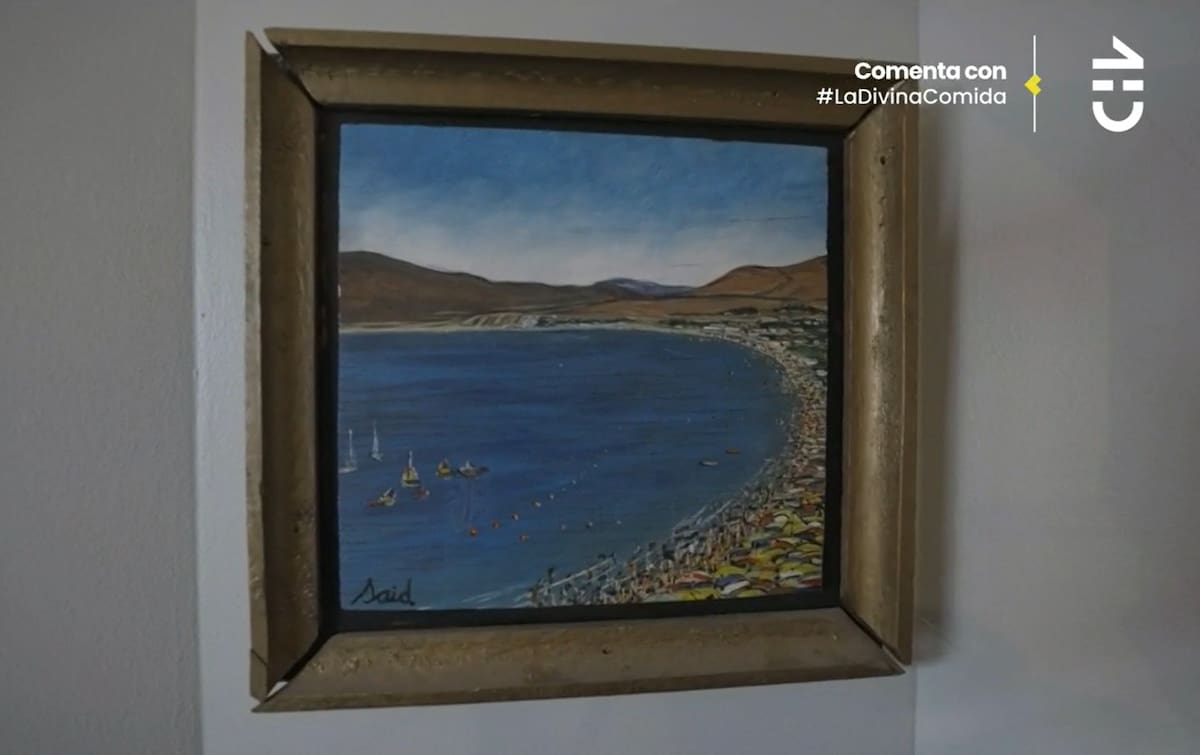 Pablo Díaz tiene varios cuadros en su hogar. Créditos: Pantallazo CHV