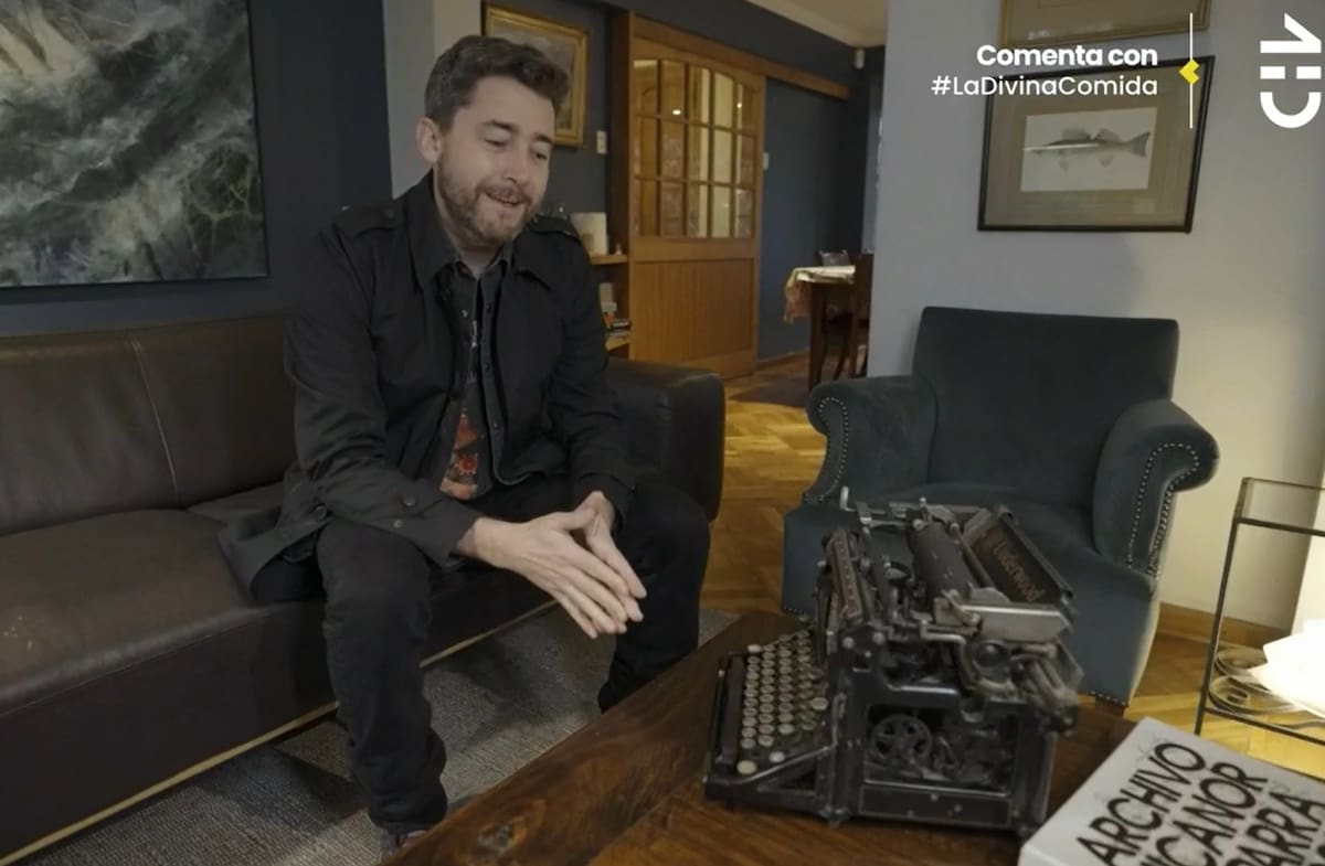 Pablo Díaz recibió una máquina de escribir de regalo. Créditos: Pantallazo CHV
