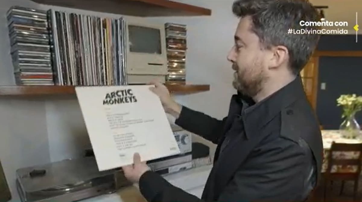 Pablo Díaz mostró su colección musical. Créditos: Pantallazo CHV