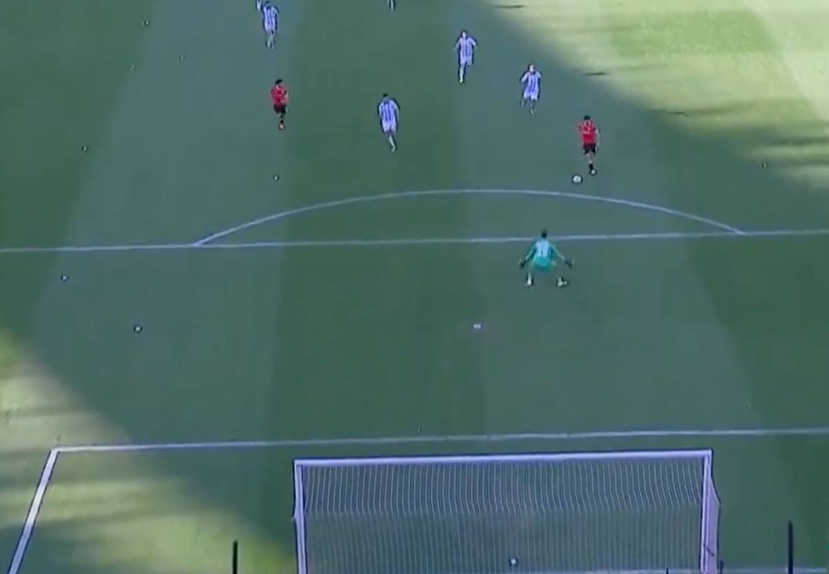 El chileno falló un gol increíble en el minuto 95' del partido entre Independiente y Racing. (Foto: Captura TNT Sports)