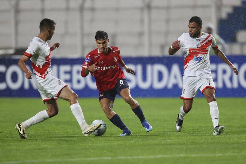 con la camiseta de Independiente. Foto: EFE.