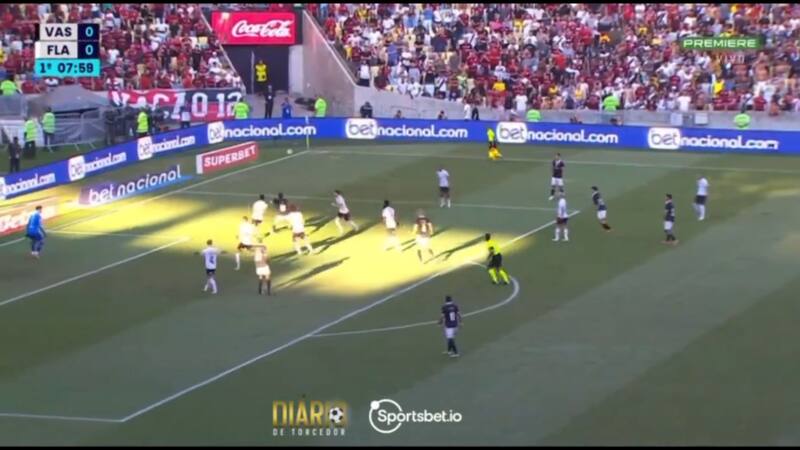 asistió a Pablo Vegetti en la apertura de la cuenta para Vasco ante Flamengo.