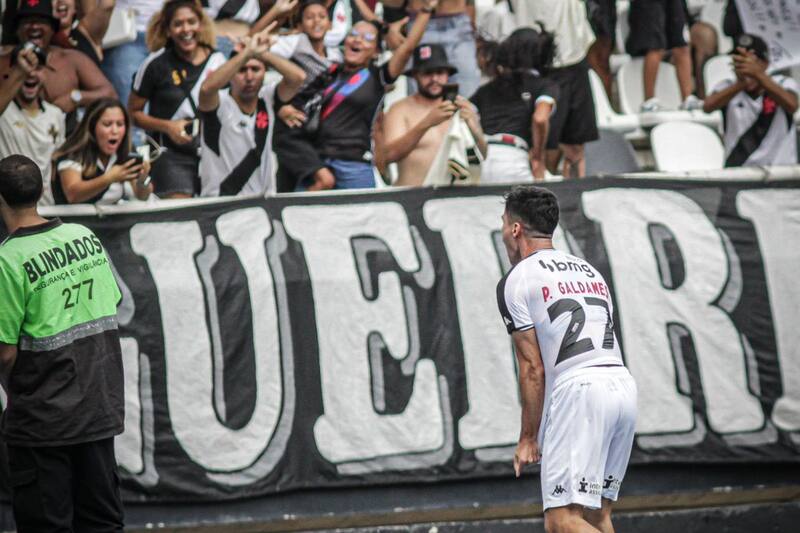 Pablo Galdames celebra con la barra de Vasco da Gama en el clásico contra Botafogo.