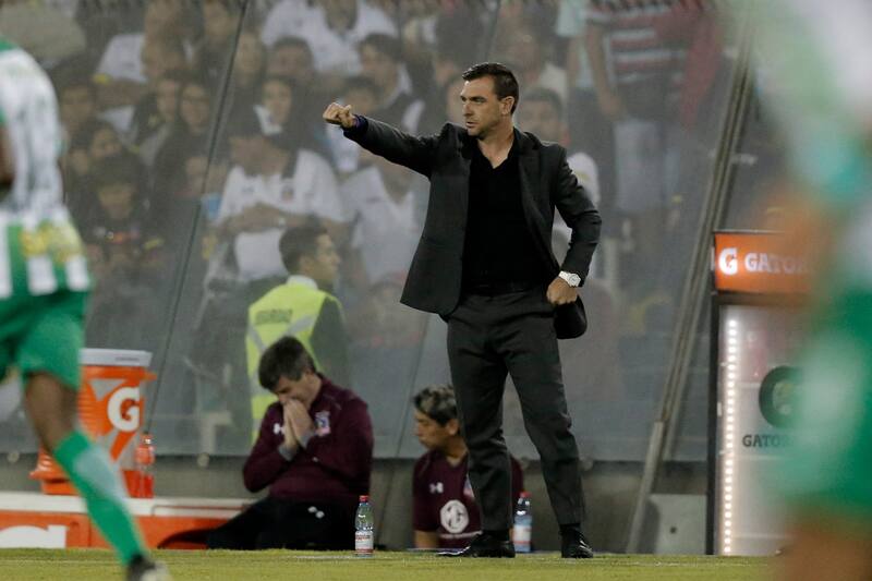 dirigiendo a Colo Colo en el Estadio Monumental. Foto: Aton