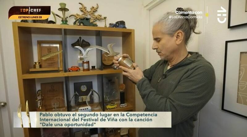 Su mueble repleto de premios y distinciones.