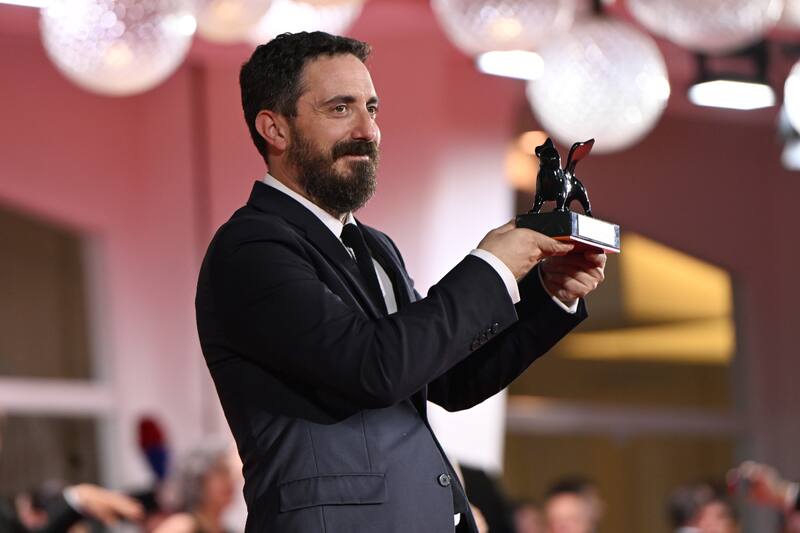 Pablo Larraín siendo premiado.