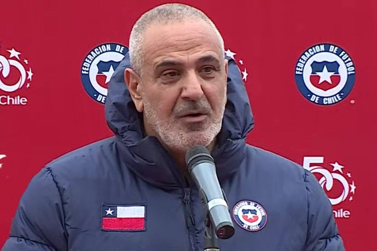 Pablo Milad, con indumentaria antigua de la Selección.