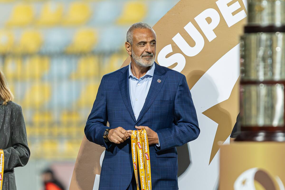 El presidente de la ANFP parece que está a dieta hace año. Por eso pesa menos que un paquete de cabritas. Foto: Felipe Escobedo / En Cancha