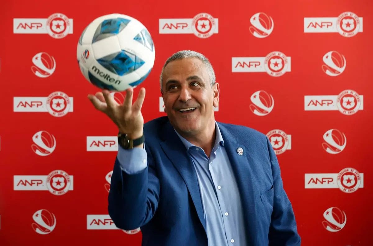 Pablo Milad protagoniza papelón con ropa parchada a horas de Chile vs Paraguay