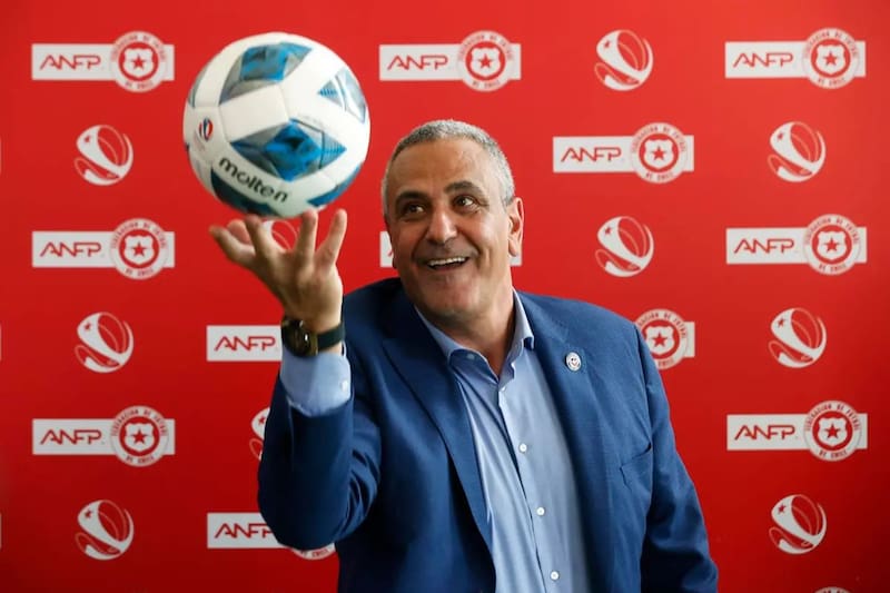 El presidente de la ANFP. Junto a Jorge Yunge, un fantasma que camina por la sombra para que no lo vean, quieren dejar todo amarrado hasta el 2030. Foto: EFE.