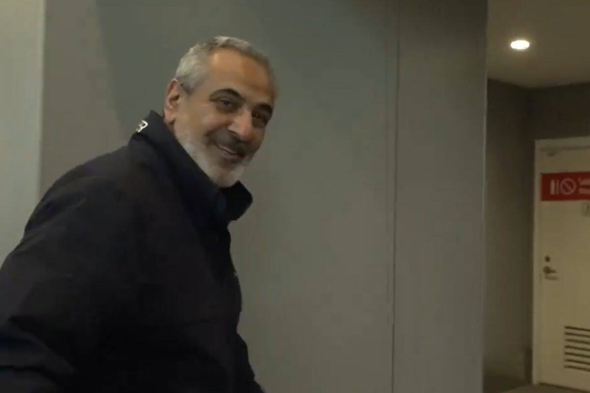 El presidente de la Federación de Fútbol de Chile, en su llegada a Santiago este jueves. Foto: Captura de pantalla.