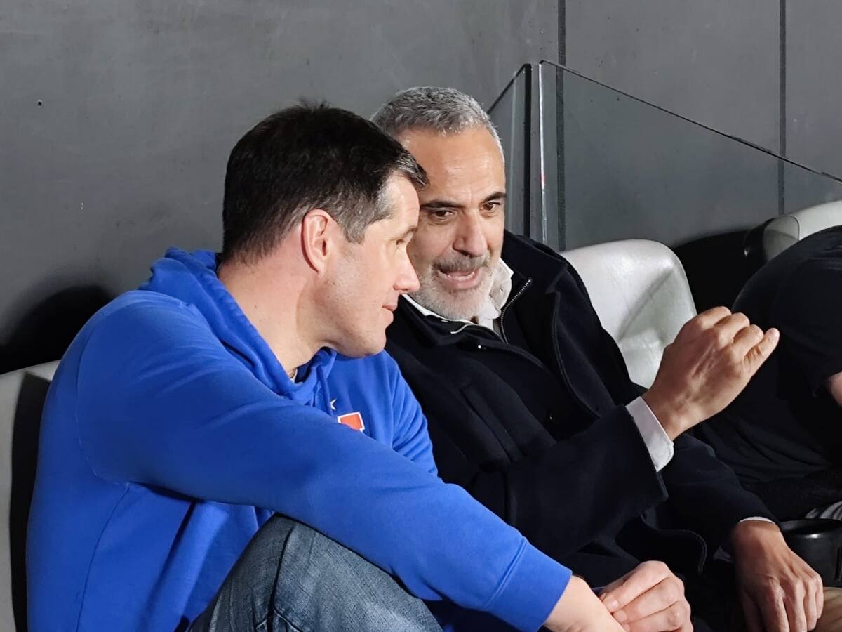 Viendo el partido de la U ante Independiente.