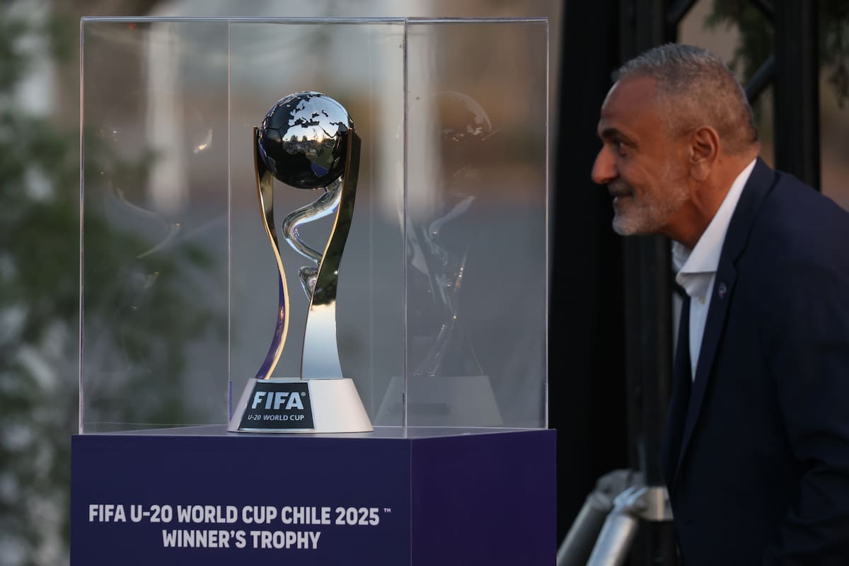 El máximo representante directivo del fútbol chileno en una de sus poses habituales: contemplativa.
