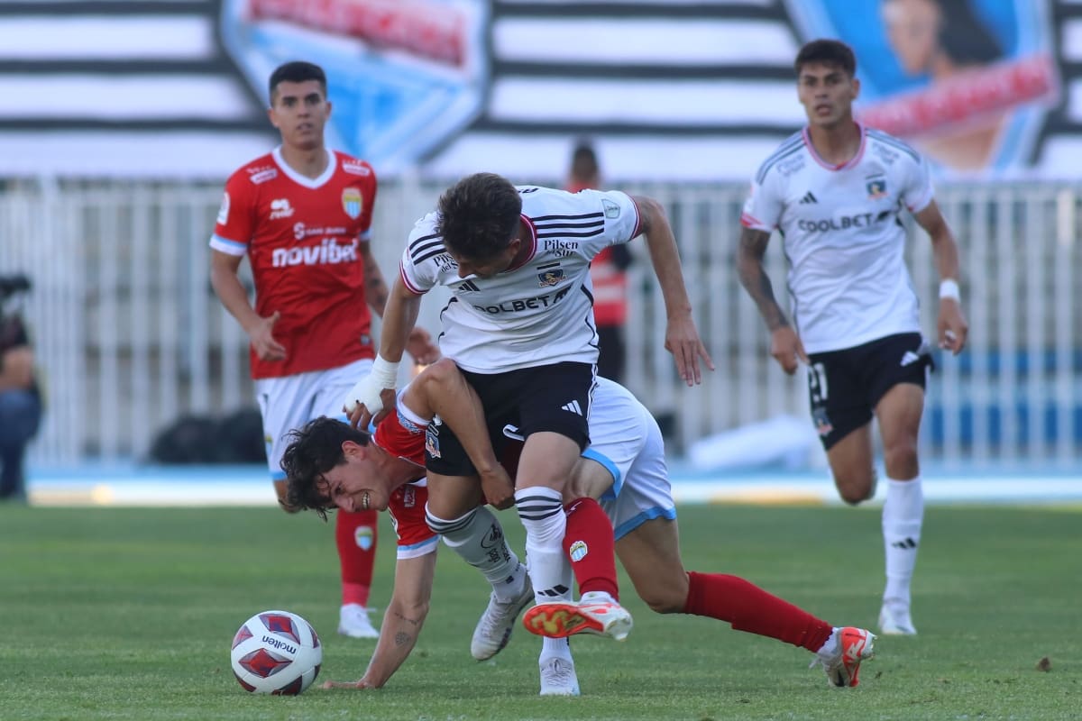 Pablo Parra con la camiseta de Colo Colo.