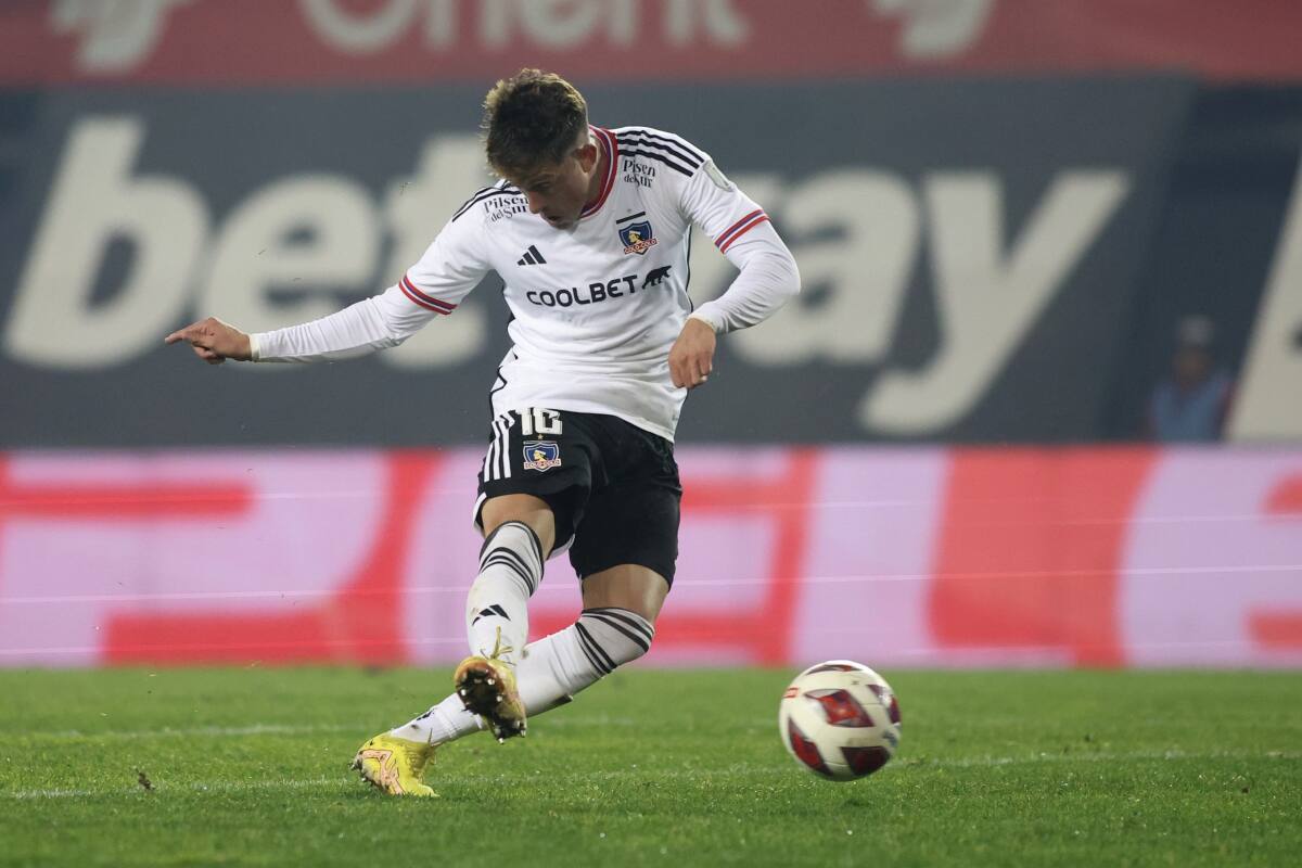 Pablo Parra jugando ante Ñublense por Colo Colo en el Campeonato Nacional. (Foto: Colo Colo)