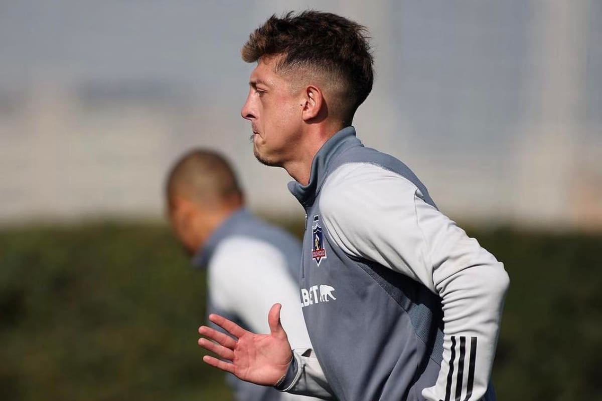 El volante ofensivo de Colo Colo no estará en el Superclásico. (Foto: @colocolooficial)