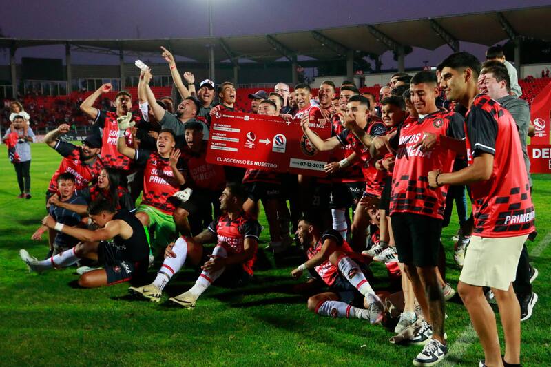 (primero de derecha a izquierda en la foto) deberá volver a la UC tras finalizar su préstamo en Limache. (Foto: Aton)