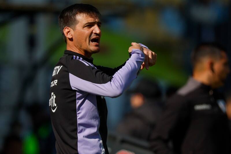 ayudante técnico de Colo Colo, dirigiendo ante Everton. Foto: Aton.