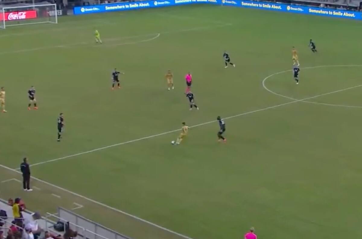 VIDEO | ¡Desde mitad de cancha! El día en que Pablo Ruiz anotó un golazo que dio la vuelta al mundo