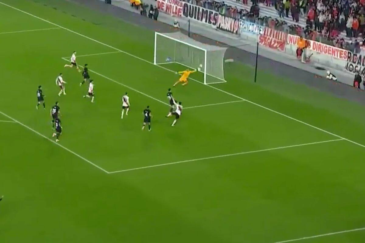 volvió a lucirse con un golazo con River Plate.