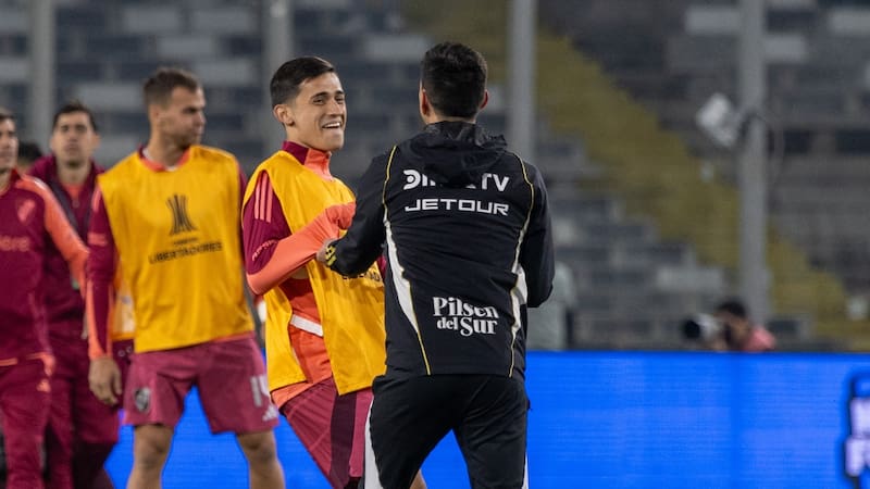 Entre risas y abrazos: el especial recibimiento de los jugadores de Colo Colo a Pablo Solari