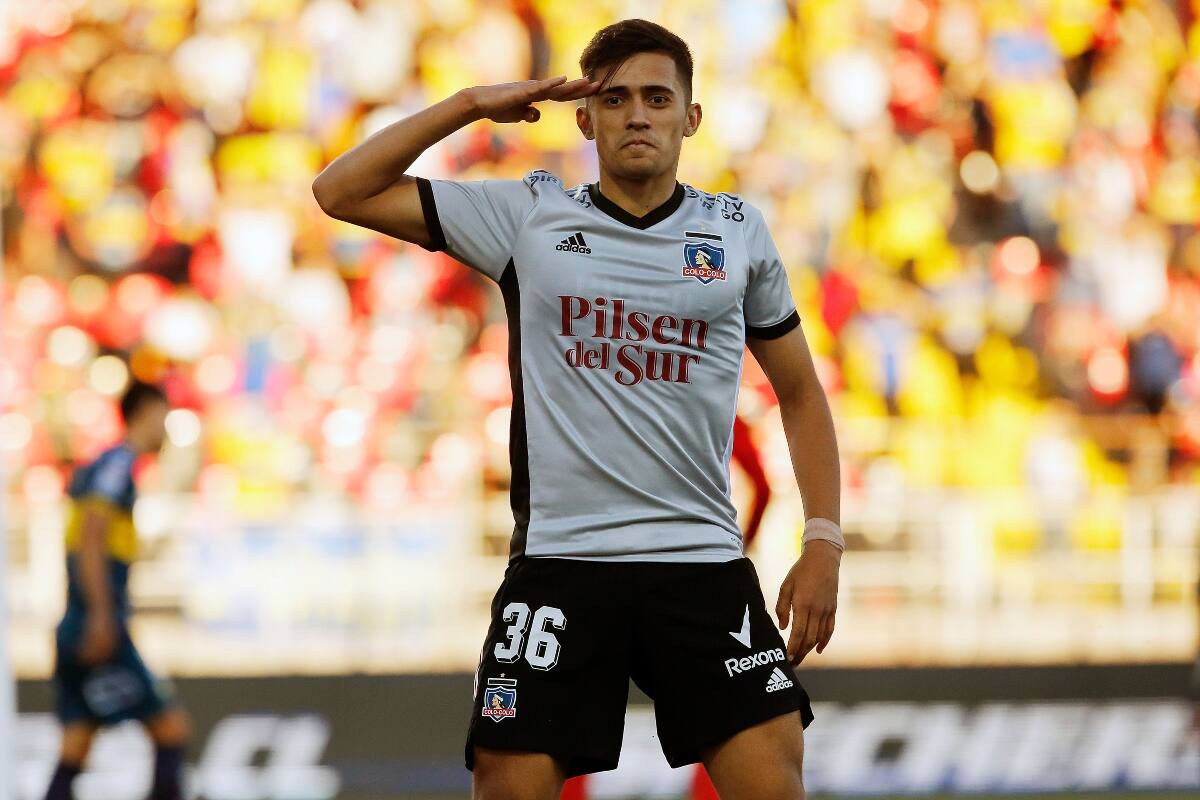 con la camiseta de Colo Colo, en un partido ante Everton de Viña del Mar.