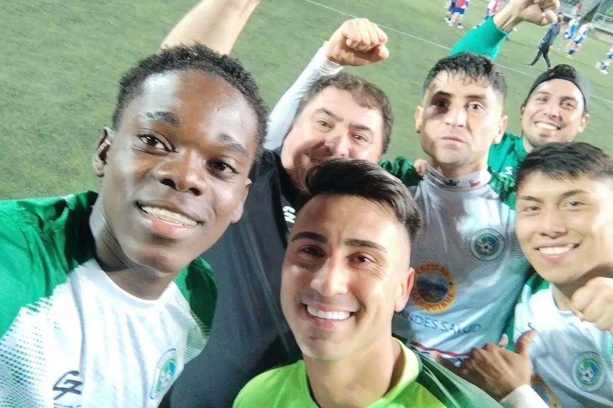 El dirigente junto a los jugadores de Puerto Montt. Foto: @dpmchile.