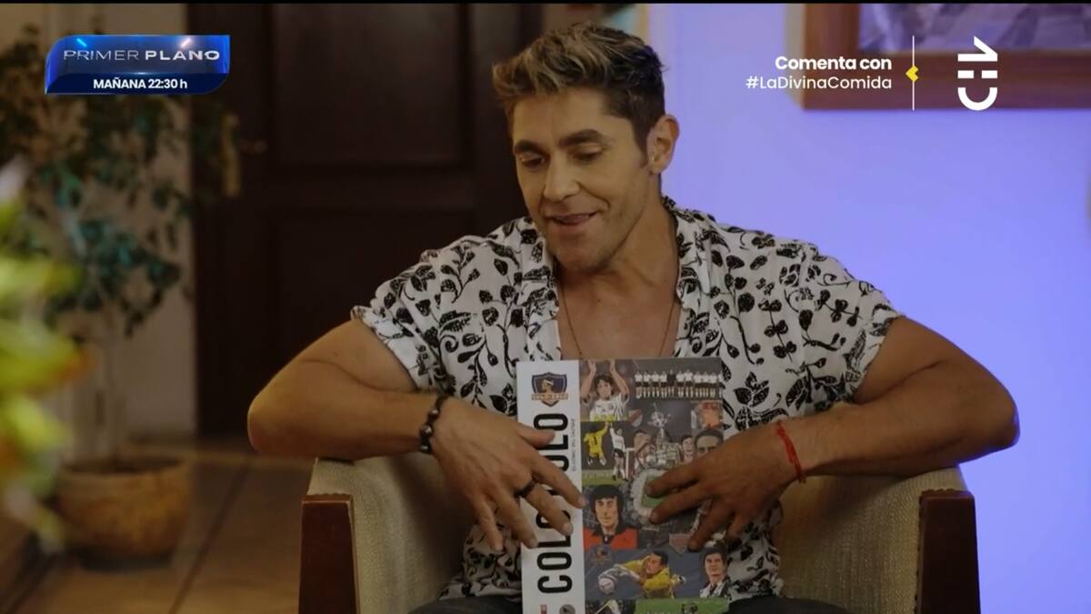 Millaray Viera fue la persona que le obsequió el libro sobre su pasión.