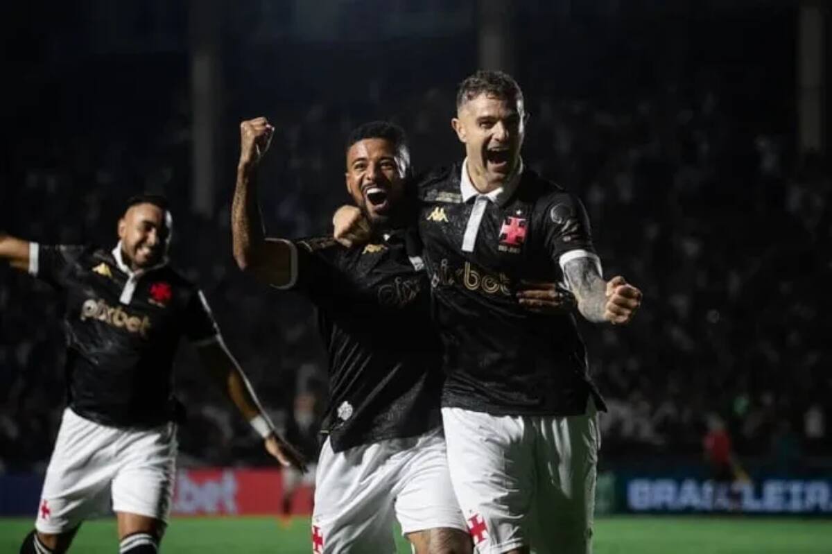 celebrando un gol con la camiseta de Vasco da Gama.