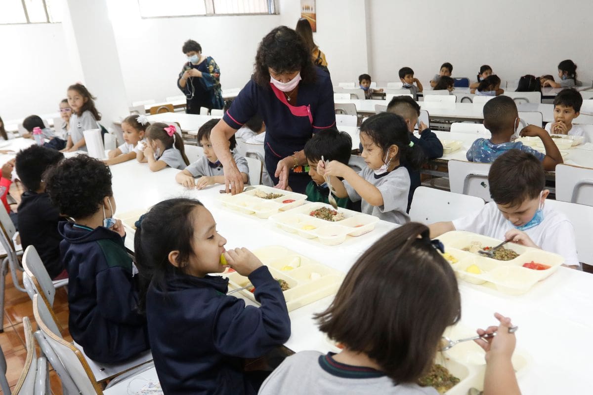 El programa lleva alimentos a miles del colegio del país.