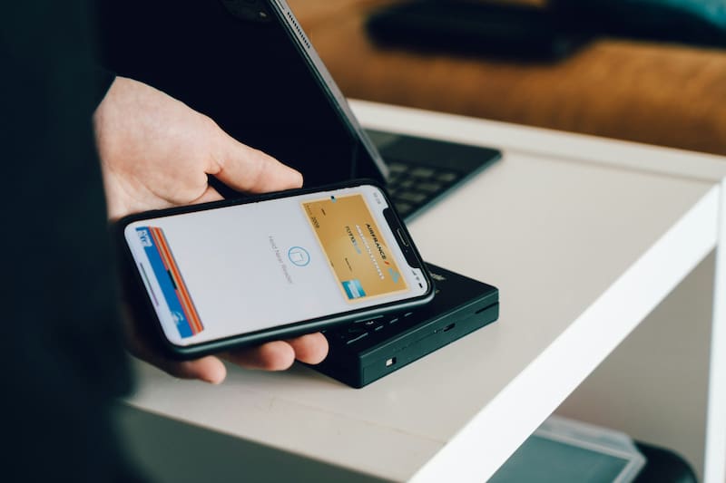 Este sistema permite pagar utilizando nuestro teléfono móvil en lugar de nuestras tarjetas.