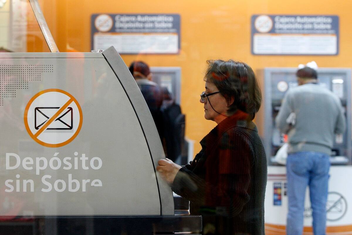 En Chile, hay un gran porcentaje de la población que prefiere retirar su dinero para realizar compras y pagos en efectivo.