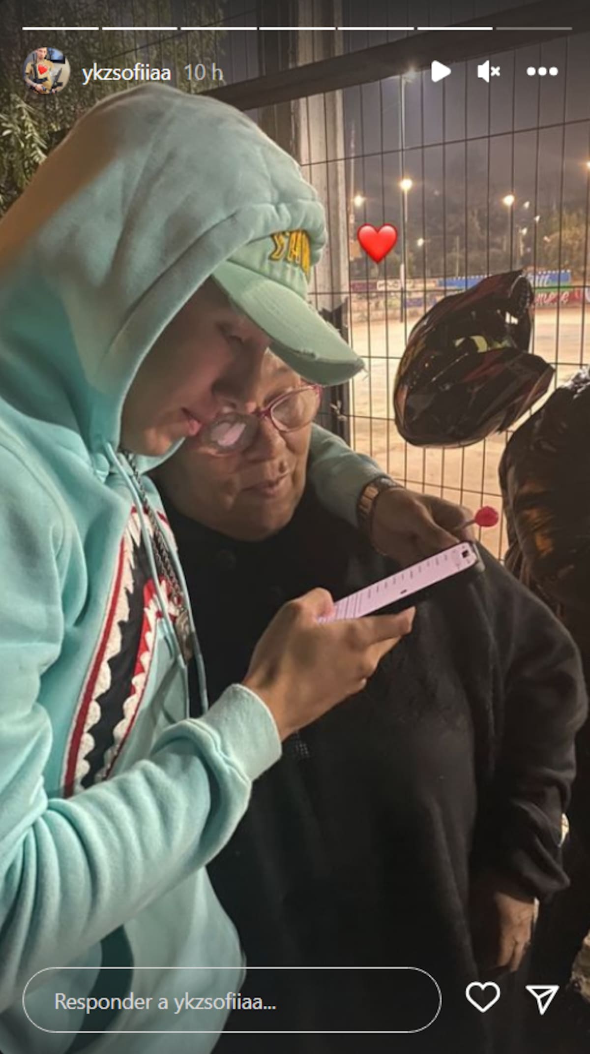 Pailita y madre de Galee Galee acudan al memorial del fallecido artista.