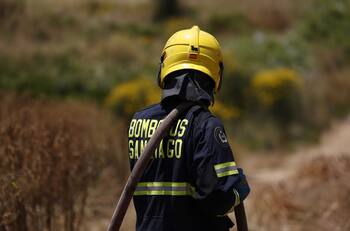 Sujeto apuñaló a dos Bomberos que se dirigían a combatir incendio en Paine