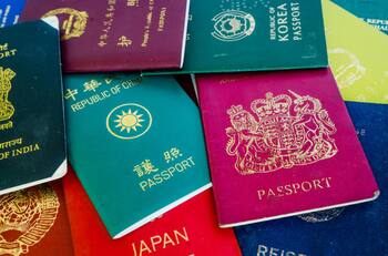 Estos son los pasaportes más poderosos del mundo en 2025: mala noticia para Chile