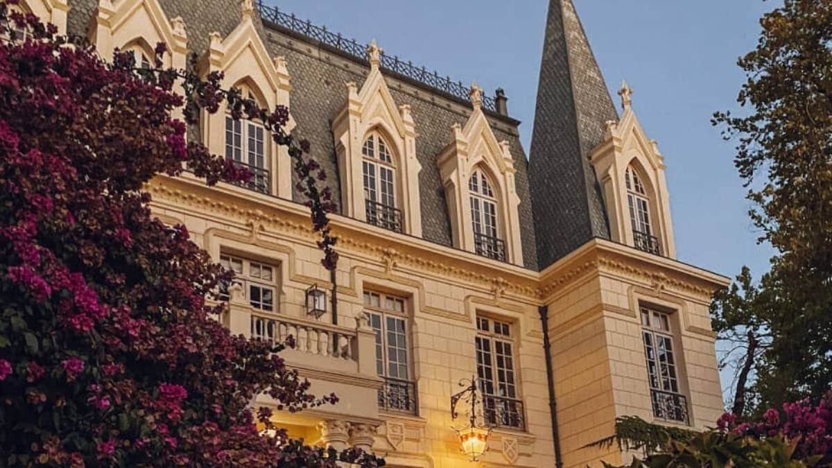 A menos de una hora de Santiago puedes descubrir este palacio oculto y lleno de historia