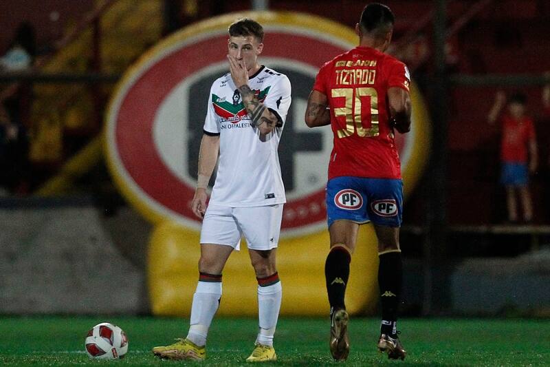 Palestino se lanzó contra Unión Española por grave lesión de una de sus figuras. Foto: Aton.