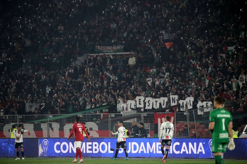 Palestino jugó con gran presencia de hinchas en el Nacional. Foto: Agencia Aton.