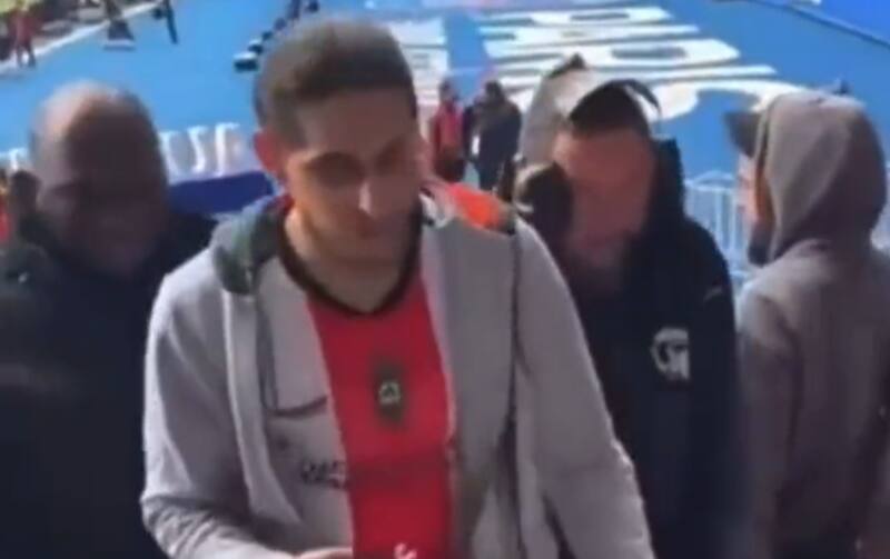 El hincha que fue expulsado del partido del PSG se desahogó contra los franceses.
