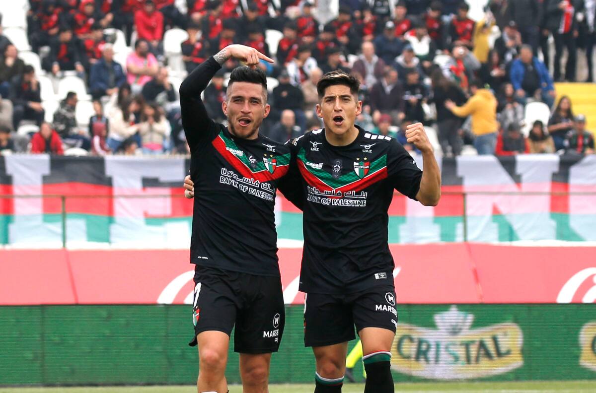 FOTO | Le regalaron una camiseta: Palestino se reunió con un campeón del mundo antes de enfrentar a Colo Colo