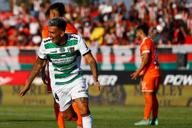 El jugador de Palestino Joe Abrigo celebra su gol contra Cobreloa