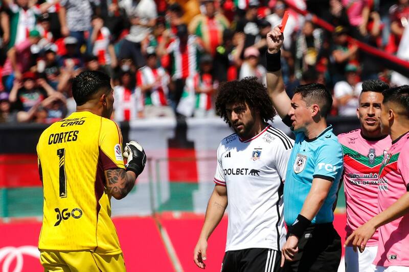 La expulsión de Brayan Cortés fue clave en la caída de Colo Colo ante Palestino. Foto: Agencia Aton.