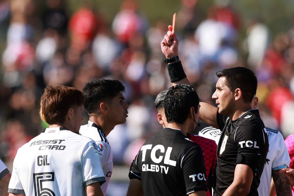 El arbitro Mathias Riquelme muestra tarjeta roja al jugador Erick Wiemberg.
