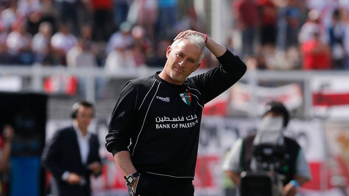 Dos exentrenadores campeones con Colo Colo suenan como reemplazantes de Ivo Basay en Palestino