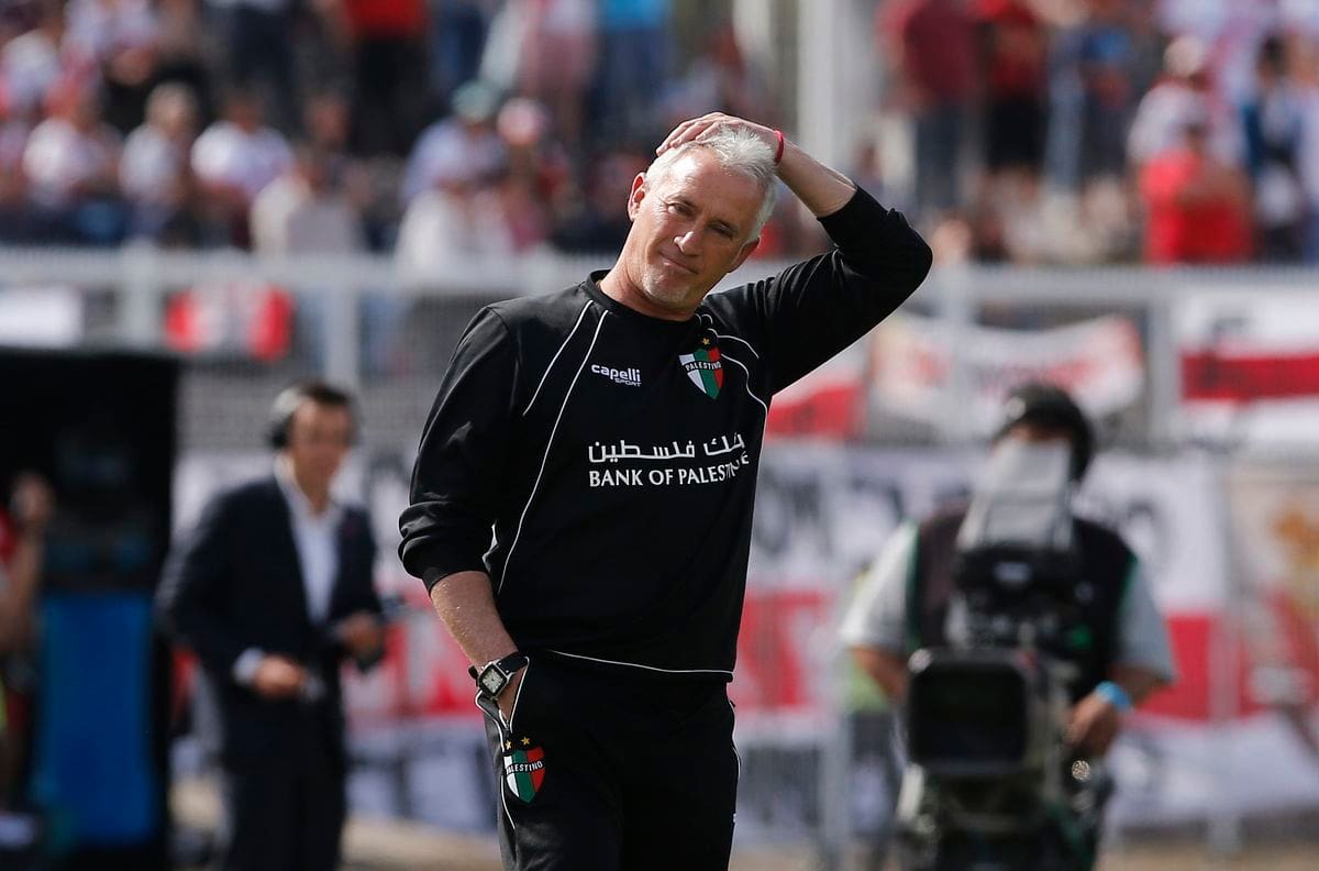 Dos exentrenadores campeones con Colo Colo suenan como reemplazantes de Ivo Basay en Palestino