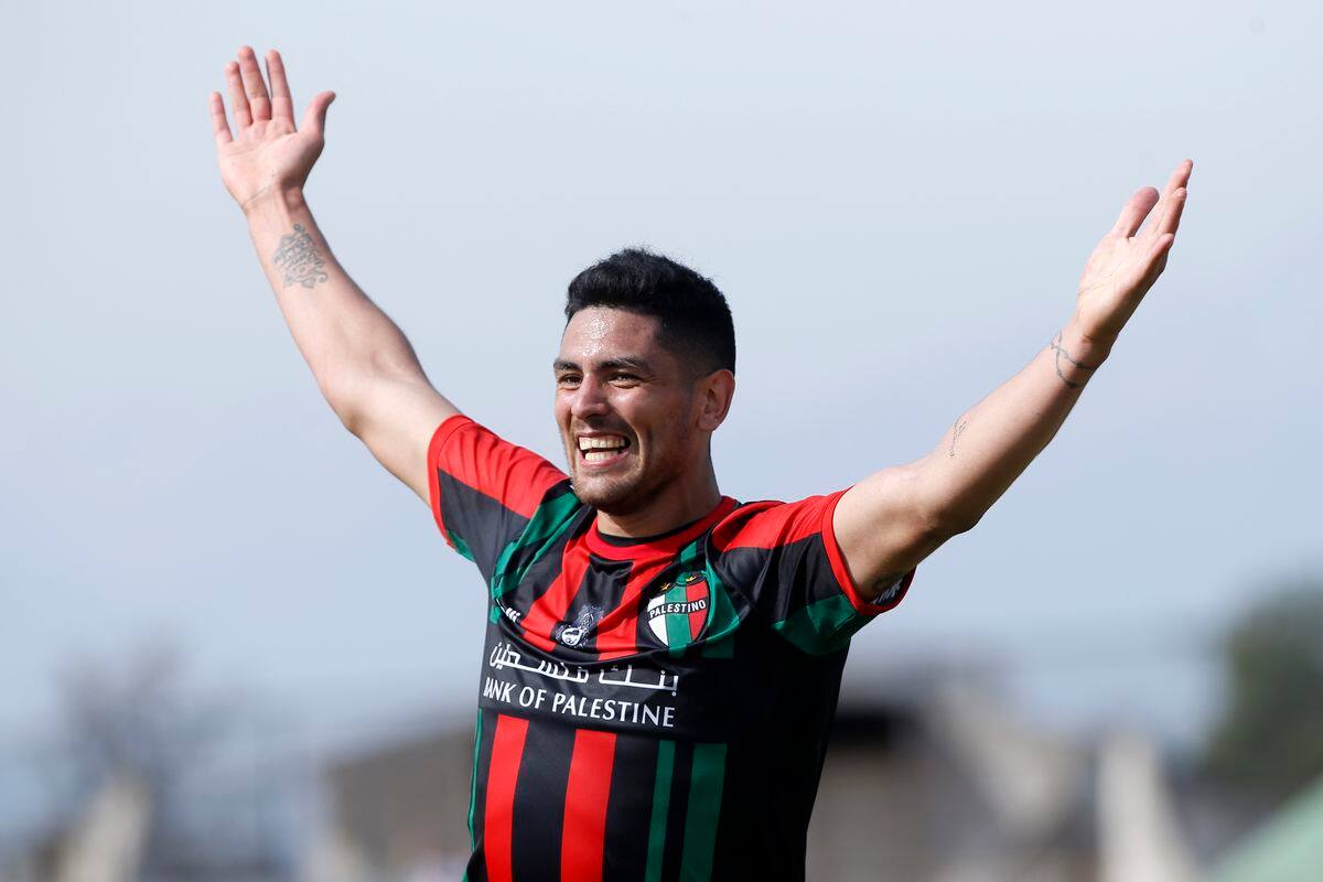 Futbol, Palestino vs Curico Unido
Novena fecha, segunda vuelta Campeonato 2019.
El jugador de Palestino, Lucas Passerini celebra su gol, durante el partido de primera division realizado en el estadioMunicipal de La Cisterna, Santiago, Chile. En la fotografa Lucas Paserini, se lleva el baln, luego de anotar tres goles a Curico Unido.
06/10/2019
Ramon Monroy/Photosport
Football, Palestino vs Curico Unido
Ninth date, second round Championship 2019.
Palestino's player Lucas Passerini, celebrates after scoring against, during the first division football match held at the Municipal de La Cisterna stadium in Santiago, Chile.
06/10/2019
Ramon Monroy/Photosport